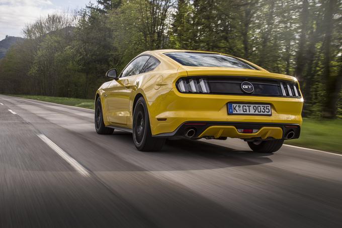 Mustangova podoba je preprosto nezamenljiva. V njegovih linijah - ne glede na to, ali se vozniški romantik odloči za kupejevski 'fastback' ali pa kabriolet s paltneno streho v poklon tradiciji - se izriše enanjabolj želenih avtomobilskih ikon vseh časov. | Foto: Ford