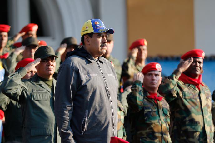 Nicolas Maduro | "Imamo informacije, ki dokazujejo, da so na ozemlju pokrajine Guayana Esequiba, ki ga upravlja Gvajana, nameščena tajna vojaška oporišča ZDA," je dejal venezuelski predsednik Nicolas Maduro. Menil je, da to pomeni agresijo na prebivalce južne in vzhodne Venezuele in ter da so bile baze zgrajene za pripravo na eskalacijo proti Venezueli. | Foto Reuters