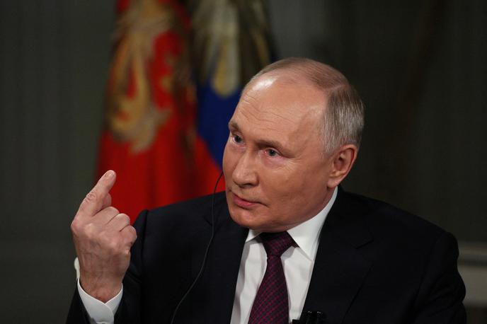 Tucker Carlson, Vladimir Putin, intervju | Ruski predsednik je že v soboto obljubil kaznovanje odgovornih za napad in ga kljub temu, da je odgovornost prevzela skrajna skupina Islamska država, povezoval z Ukrajino.  | Foto Reuters