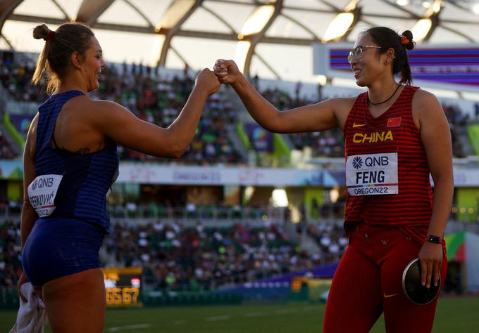 Podprvakinja Sandra Perković in prvakinja Bin Feng. | Foto: Reuters