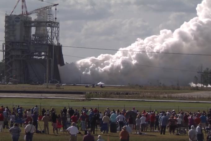Veličastne in zelo glasne preizkuse raketnih motorjev si v vesoljski center Stennis vsakič pride ogledat precej ljudi.  | Foto: Youtube / Nasa