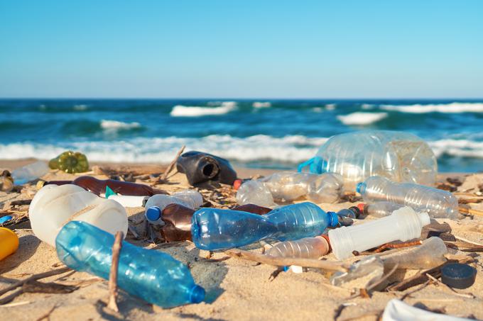 Presežki plastičnih odpadkov se kopičijo v oceanih, gozdovih in na deponijah. | Foto: Shutterstock