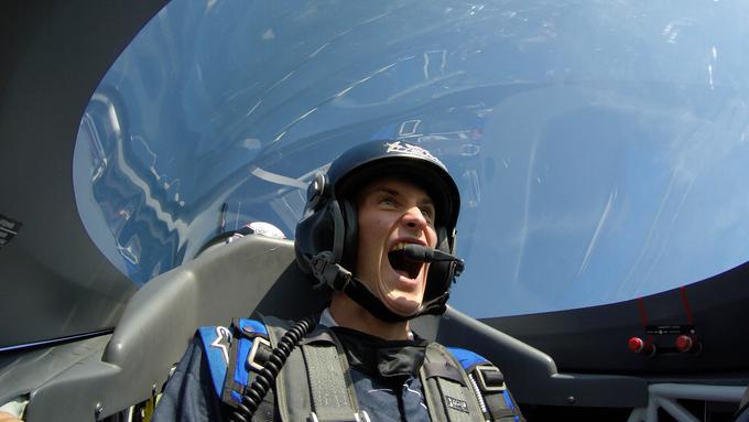 Tako je lani v Podlunškovem dvosedežnem akrobatskem letalu užival Peter Prevc. | Foto: Red Bull