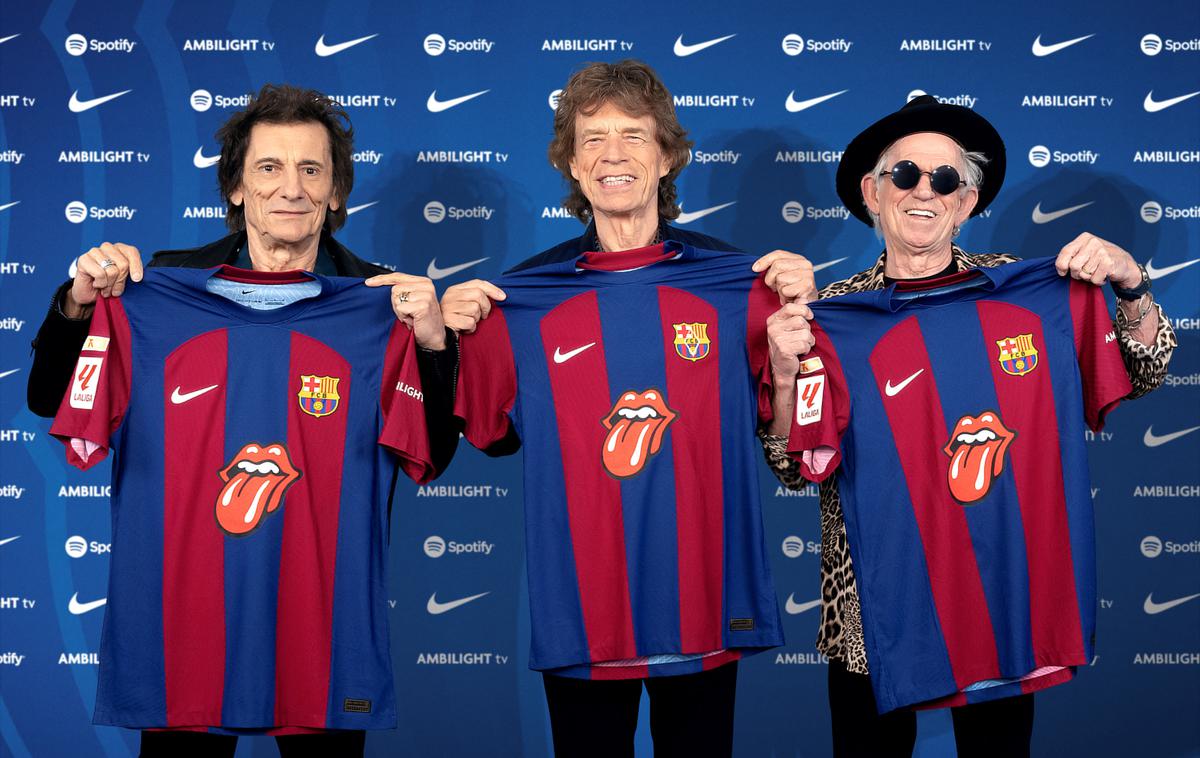 Rolling Stones Barcelona | Tako so v dresih Barcelone, s katerimi bodo izbranci Xavija nastopili proti madridskemu Realu, pozirali člani "neuničljive" skupine Rolling Stones Ronnie Wood, Mick Jagger in Keith Richards. | Foto Reuters