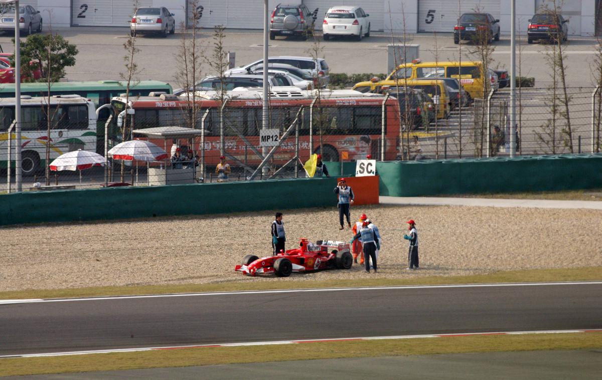VN Kitajske 2005 Michael Schumacher Ferrari | Michael Schumacher je leta 2006 trčil še pred startom, nato pa z rezervnim dirkalnikom takole obtičal sredi dirke v izletni coni. | Foto Guliverimage