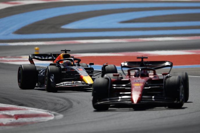 VN Francije: Leclerc in Verstappen | Do odstopa je v nedeljo Leclerc vodil z minimalno prednostjo pred Verstappnom. | Foto Reuters