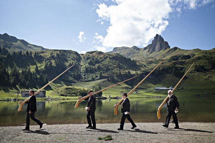 Švica | Postopno zvišanje upokojitvene starosti s 65 na 66 let, kar je predlagal podmladek desne Liberalne stranke, naj bi zavrnilo približno tri četrtine volivcev, so pokazale projekcije gfs.bern. Proti so bili prav v vseh švicarskih kantonih, dodaja AFP. | Foto Guliverimage