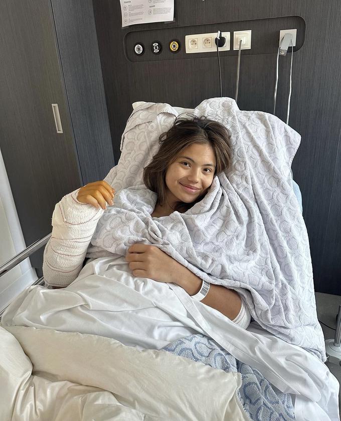 Emma Raducanu je morala iti kar na tri operacije. | Foto: 