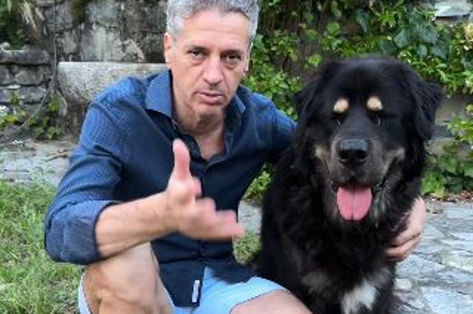 Robert Golob, Instagram | 67-letnika so kaznovali z 800 evri globe zaradi kršitve 15. člena zakona o zaščiti živali, ki prepoveduje tek živali, privezane na motorno prometno sredstvo. Golob od ministrstva za notranje zadeve in ministrstva za pravosodje zahteva poročila in ukrepe. | Foto Instagram