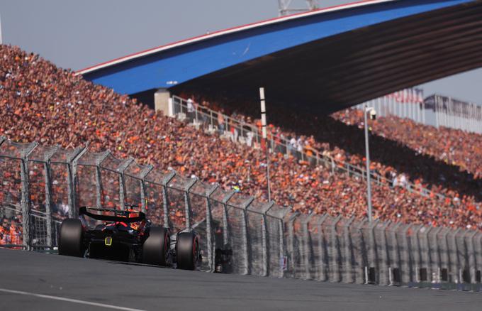 V Zandvoortu brnijo motorji F1 pred polnimi tribunami v oranžnih barvah. | Foto: AP / Guliverimage