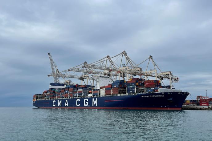 kontejnerski terminal, Luka Koper | Največja ladja francoske družbe CMA CGM je dolga 366 metrov in široka 48 metrov. | Foto Luka Koper
