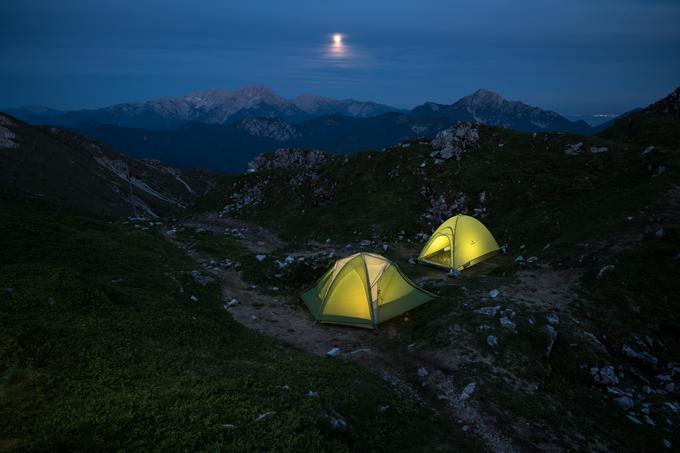 Nočna fotografija s Toplarja (vzpetine, ki je visoka natanko 2.000 metrov) z razgledom na Kamniško-Savinjske Alpe in Ljubljano v daljavi.  | Foto: Ciril Jazbec/National Geographic