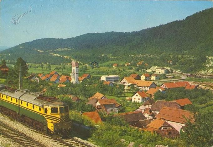 Ko je borovniški viadukt dokončno klonil pod ranami druge svetovne vojne, so progo speljali po pobočjih okoliških gora. | Foto: Kamra.si