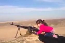 Pretresljiv posnetek kurdske deklice, ki strelja z brzostrelko (video)