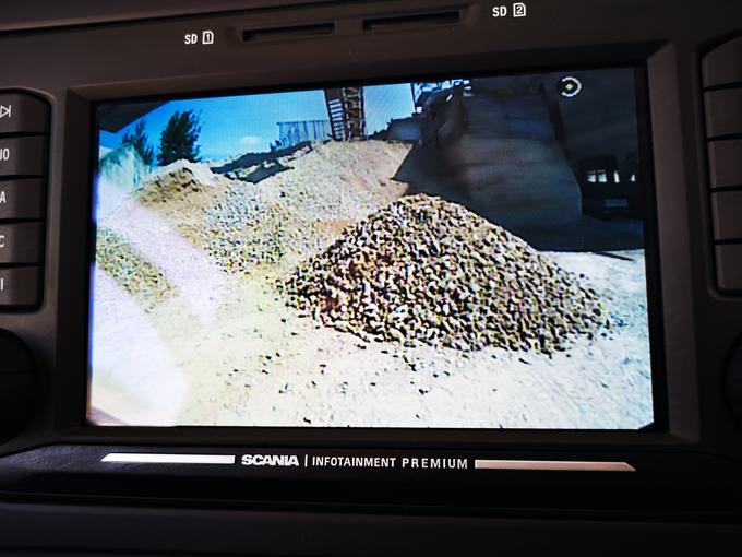 Vzvratna kamera olajša vzvratno vožnjo, prav tako vozniku tudi daje jasno sliko o poteku posipanja tovora. | Foto: Gregor Pavšič