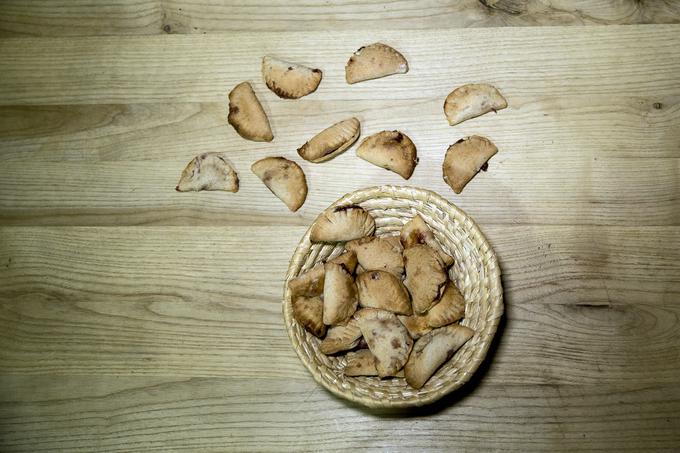 Za peko 20 kilogramov žepkov z gozdnimi sadeži, kolikor jih speče naenkrat, potrebuje okoli šest ur. | Foto: Ana Kovač