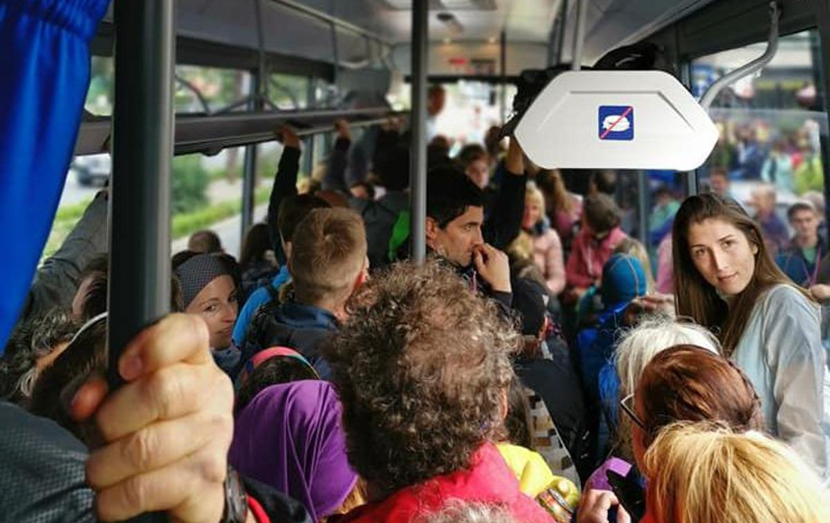 gneča istrski maraton | Tekači, ki so se na 6. Istrskem maratonu udeležili teka na 21 kilometrov, so včeraj predolgo čakali na avtobusni prevoz do Kopra, kjer so parkirali avtomobile. Organizator za zamudo avtobusov krivi stanje na cestah in se opravičuje za nastalo situacijo.   | Foto Facebook