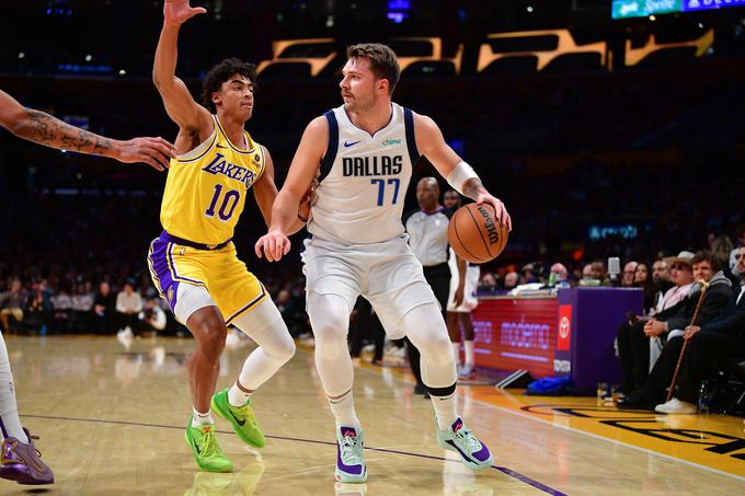 Luka Dončić je na dobri poti, da z Dallasom v gosteh premaga LA Lakers. | Foto: Reuters