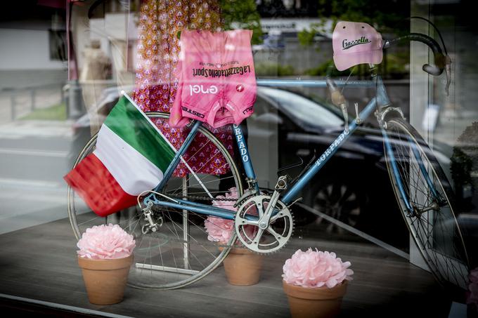 Tudi izložbe so okrašene v stilu rožnate dirke.  | Foto: Ana Kovač