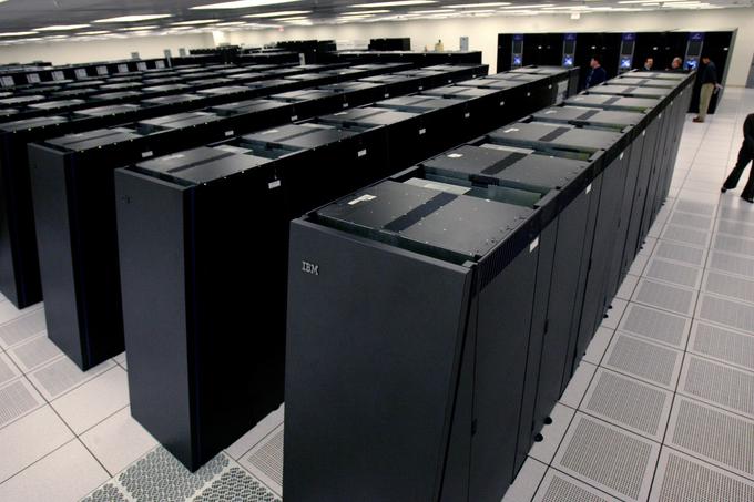 Superračunalniški centri težavo z dejstvom, da je najnižja mogoča velikost tranzistorja omejena, rešujejo z dodajanjem novih procesorjev. Najhitrejši superračunalniki na svetu jih imajo več milijonov.  | Foto: Reuters