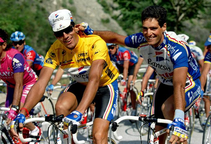 Leta 1993 si ga je na Touru takole privoščil tri leta mlajši brat Prudencio. | Foto: Reuters