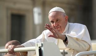Papež poziva, da za božič porabimo manj in več namenimo Ukrajini