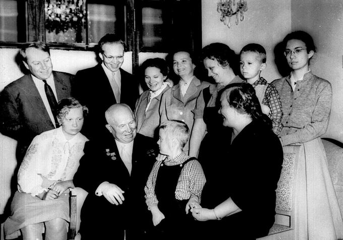 Nikita Hruščov s svojo družino septembra 1959. Skrajno levo v prvi vrsti je njegova vnukinja Julija, mama Nine Hruščove. | Foto: Guliverimage/Vladimir Fedorenko