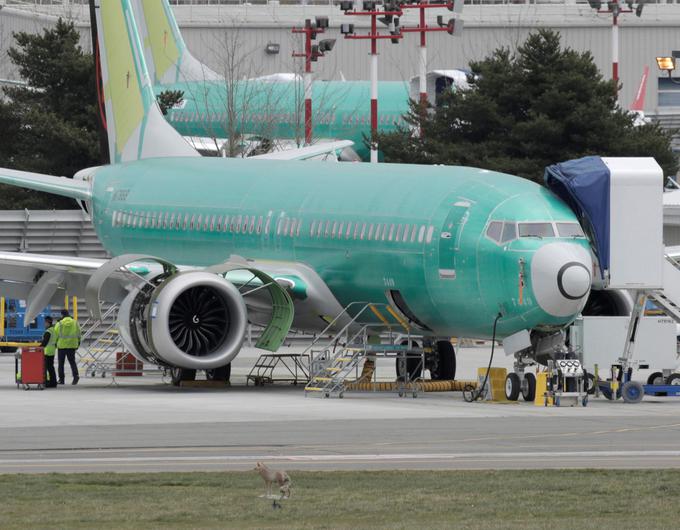 Po mnenju mnogih "prekleti" Boeing 737 MAX 8 je bil v zelo kratkem času po začetku uporabe vpleten v kar dve hudi letalski nesreči, v katerih je skupno umrlo več kot 300 ljudi.  | Foto: Reuters