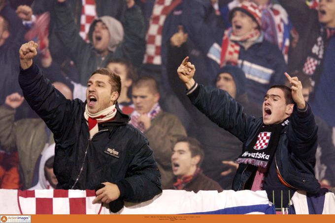 Hrvaški navijači so po zadetku Dada Prša odštevali minute do konca in se na koncu razveselili preboja "ognjenih" na Euro 2004. | Foto: Reuters