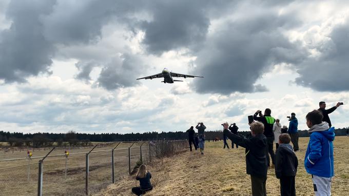 Okrog letališča se je pričakovano zbralo veliko letalskih navdušencev. | Foto: Gregor Pavšič