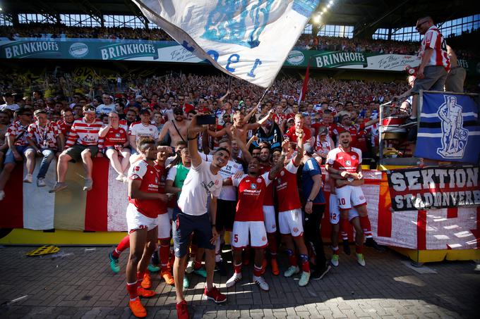 Nogometaši Mainza so si po zagotovljenem obstanku v bundesligi v Dortmundu dali duška z navijači. | Foto: Reuters