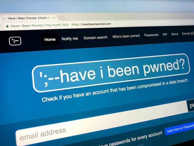 Če v bazi spletne strani Have I Been Pwned, ki obsega že več kot dvanajst milijard ukradenih e-poštnih naslovov, naletite na svojega, je priporočljivo, da zamenjate geslo uporabniškega računa (ali morda več uporabniških računov), s katerim je povezan.  | Foto: Shutterstock