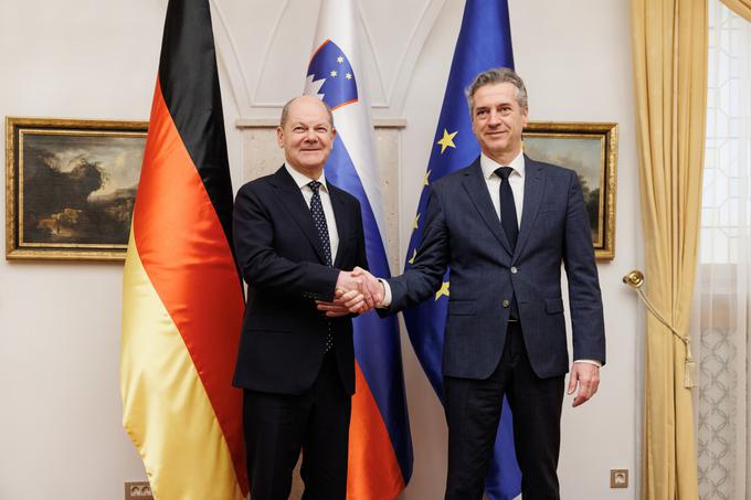 Slovenski premier in nemški kancler, ki v Sloveniji nima predvidenih drugih dvostranskih srečanj, bosta pogovor na Brdu nadaljevala še ob delovni večerji. | Foto: STA