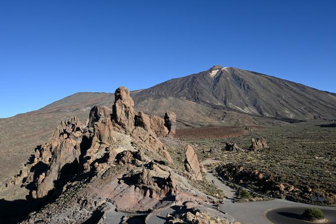 Roques de Garcia je izhodišče za vzpon na Pico Viejo (levi vulkan, desno je El Teide). | Foto: Matej Podgoršek