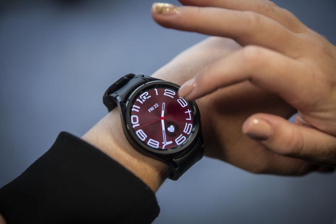 Večja, 47-milimetrska pametna ura Samsung Galaxy Watch6 Classic se lahko pohvali z doslej največjim zaslonom med Samsungovimi pametnimi urami. | Foto: Bojan Puhek