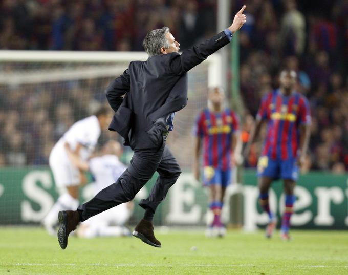 Tako je Jose Mourinho leta 2010 proslavljal napredovanje v finale lige prvakov. Milanski Inter je doma premagal Barcelono s 3:1, v gosteh pa izgubil z 0:1. | Foto: Guliverimage