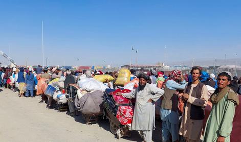 Kaj se dogaja? Na tisoče Afganistancev po ultimatu množično zapušča Pakistan.