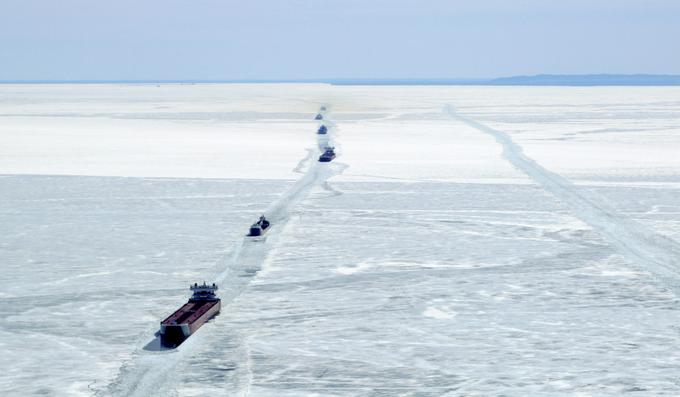 Konvoj tovornih ladij sledi ledolomilcu, a tudi to prečkanje Arktike je mogoče le nekaj mesecev na leto. Z novimi jedrskimi ledolomilci bi Rusi radi do leta 2030 omogočili prehod tovornih ladij čez celotno leto. | Foto: Reuters