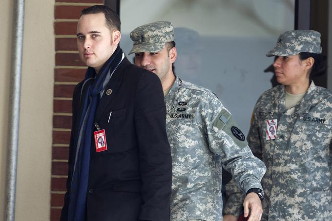 Adrian Lamo (na fotografiji levo) je po hekerski karieri postal občasni vladni obveščevalec. Leta 2010 je ameriško vojsko obvestil o aktivnostih vojaka Bradleyja Manninga (danes Chelsea Manning), ki je WikiLeaksu predal na tisoče zaupnih dokumentov. | Foto: Reuters
