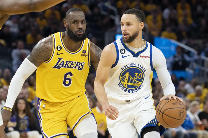Lakers Golden State | Stephen Curry (27 točk) je bil najboljši strelec Golden Stata, LeBron James (25) pa LA Lakers. Šesta tekma bo v Los Angelesu, jezerniki lahko z zmago izločijo branilce naslova in se uvrstijo v finale zahodne konference. | Foto Reuters
