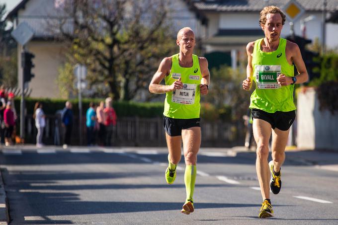 Krevs je zadnje kilometre pretekel v družbi švedskega dolgoprogaša Mikaela Ekvalla, ki je tekel na maratonski razdalji, a odstopil. | Foto: Sportida