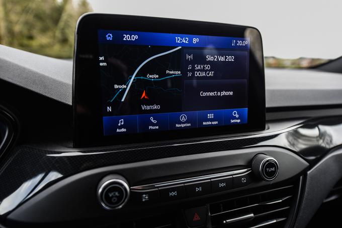 Čeprav ima focus v vstopni opremi komaj 4,2-palčni, scala pa 6,5-palčni zaslon, je standard za zaslone danes vsaj osem palcev. Citroen C4 ima že od vstopne opreme dalje 10-palčnega. Glede splošnega vtisa za sredinski zaslon so najboljši trojec iz Volkswagnoveg koncerna in opel astra. Citroen, Peugeot, Ford in Mazda še vedno ne govorijo slovensko.  | Foto: PRIMA