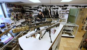 Prodaja orožja v svetu lani narasla, ZDA ostajajo največji prodajalec