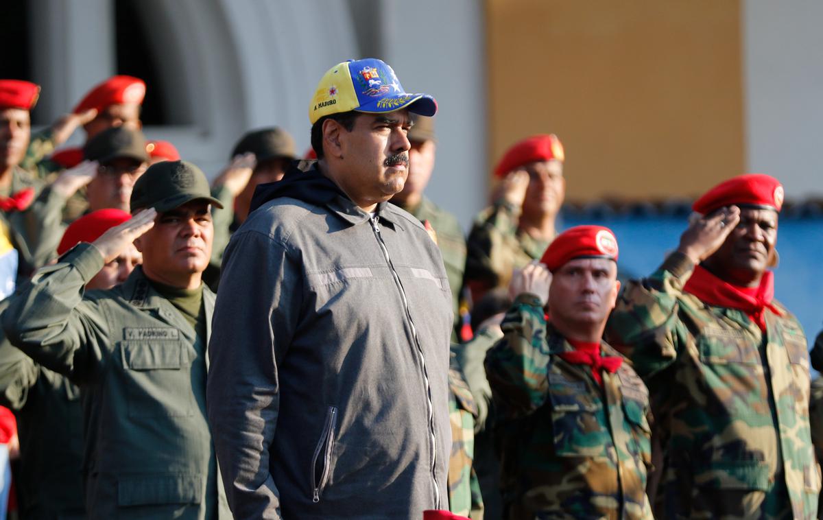 Nicolas Maduro | "Imamo informacije, ki dokazujejo, da so na ozemlju pokrajine Guayana Esequiba, ki ga upravlja Gvajana, nameščena tajna vojaška oporišča ZDA," je dejal venezuelski predsednik Nicolas Maduro. Menil je, da to pomeni agresijo na prebivalce južne in vzhodne Venezuele in ter da so bile baze zgrajene za pripravo na eskalacijo proti Venezueli. | Foto Reuters