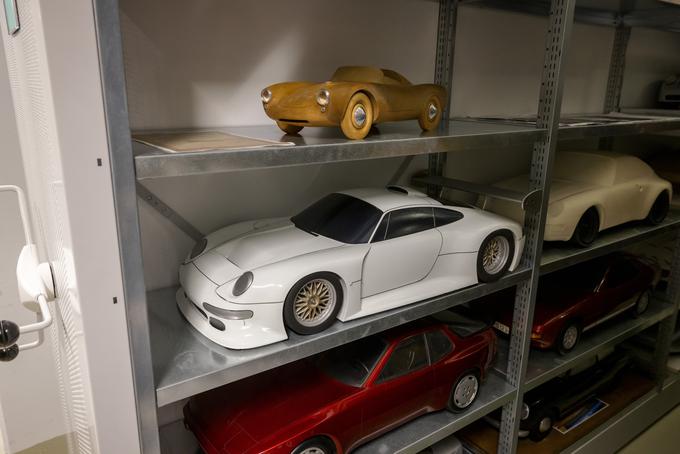 Zgoraj originalni modelček, ki so imeli za predstavitev upravi in po katerem so se lotili izdelave kultnega modela 550 spyder. V arhiv je prišel popolnoma naključno, saj ga je imel v lasti podjetnik iz Stuttgarta, ki je nekoč sodeloval s Porschejem. Ob upokojitvi je praznil police svoje pisarne in povprašal v Porschejevem muzeju ali želijo imeti to maketo. Kot se je izkazalo je edina ohranjena prvotna maketa po kateri so naredili končni model. | Foto: Porsche