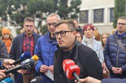 Protest novinarjev v Mariboru: Selijo nas k tistemu, ki smo ga dolžni nadzirati #foto