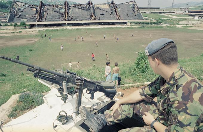 Osem let po olimpijskih igrah je v Bosni in Hercegovini izbruhnila vojna. Sarajevo, simbol miru leta 1984, je kot oblegano mesto postalo simbol trpljenja in smrti. | Foto: Guliverimage