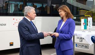 Iz Slovenije v Ukrajino dva avtobusa za prevoz šolarjev #video #foto