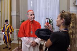 Kardinal, ki je napisal erotično knjigo, buri duhove v Vatikanu