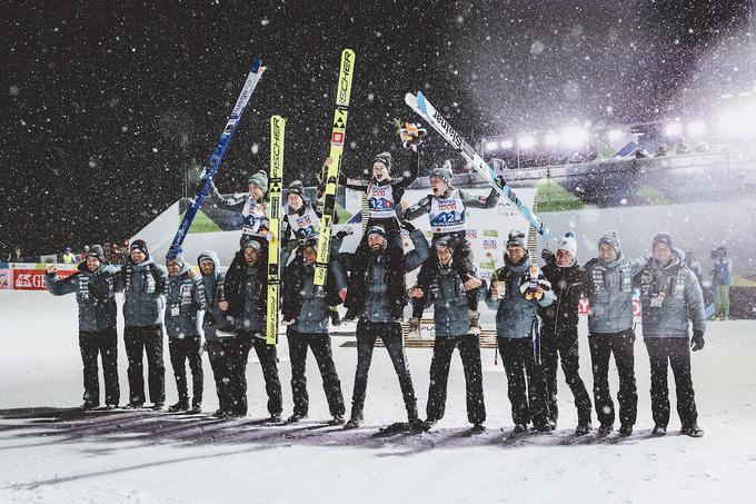 Veselje celotne ekipe ob osvojeni bronasti medalji. | Foto: Sportida